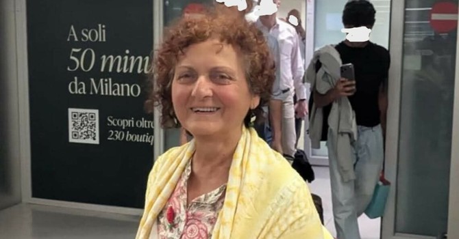 Dina Alberizia fotografata all'aeroporto di Torino (immagine tratta da Facebook)