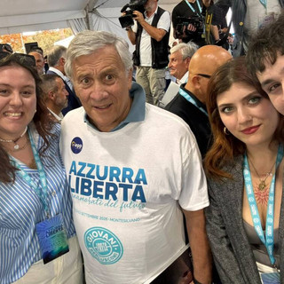 Alcuni esponenti del movimento giovanile di Forza Italia ritratti con il leader azzurro e vicepremier Antonio Tajani