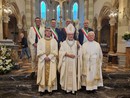 Don Marco Andina (a sinistra) con il vescovo Prastaro e il suo predecessore don Pierino Torchio. Alle loro spalle i sindaci dei quattro paesi
