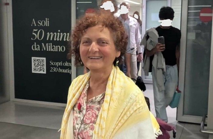 Dina Alberizia fotografata all'aeroporto di Torino (immagine tratta da Facebook)