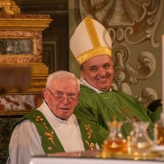 Don Lino Cane e monsignor Brunetti, vescovo di Alba (foto di Toni Sergio Carbone)
