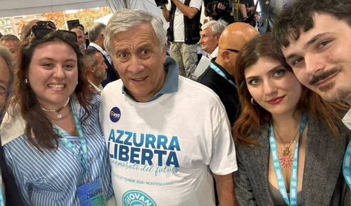 Alcuni esponenti del movimento giovanile di Forza Italia ritratti con il leader azzurro e vicepremier Antonio Tajani Alcuni esponenti del movimento giovanile di Forza Italia ritratti con il leader azzurro e vicepremier Antonio Tajani