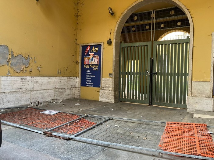 Immagine d'archivio del degrado all'ex ospedale Immagine d'archivio del degrado all'ex ospedale