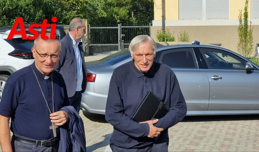 Don Ciotti con il vescovo Prastaro per ricevere la cittadinanza onoraria a Isola d'Asti (2023 MerfePhoto)