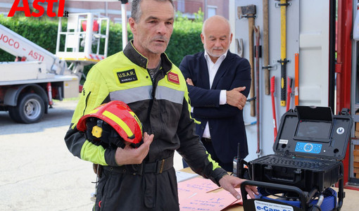 Luciano Bandoli con il presidente della Fondazione CrAsti durante una donazione