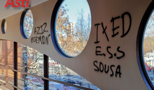 Una delle scritte comparse ieri al Movicentro