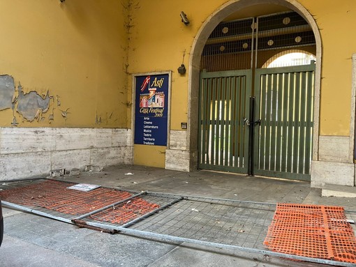 Immagine d'archivio del degrado all'ex ospedale Immagine d'archivio del degrado all'ex ospedale