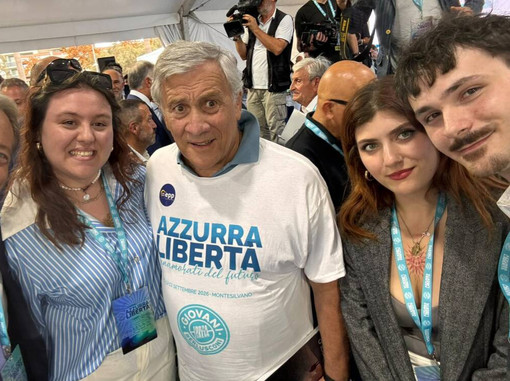 Alcuni esponenti del movimento giovanile di Forza Italia ritratti con il leader azzurro e vicepremier Antonio Tajani Alcuni esponenti del movimento giovanile di Forza Italia ritratti con il leader azzurro e vicepremier Antonio Tajani