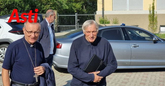 Don Ciotti con il vescovo Prastaro per ricevere la cittadinanza onoraria a Isola d'Asti (2023 MerfePhoto)