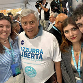 Alcuni esponenti del movimento giovanile di Forza Italia ritratti con il leader azzurro e vicepremier Antonio Tajani Alcuni esponenti del movimento giovanile di Forza Italia ritratti con il leader azzurro e vicepremier Antonio Tajani