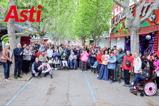 La consigliera Lombardi (prima a sinistra) e il sindaco Rasero con il gruppo accompagnato al Luna Park (ph. Merfephoto - Efrem Zanchettin)