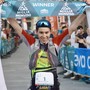 Daniele Calandri al traguardo della 100KMMonviso 2026 - Foto Paola Ravazzi Daniele Calandri al traguardo della 100KMMonviso 2026 - Foto Paola Ravazzi