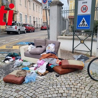 Un vecchio divano e gli altri rifiuti abbandonati in via Sauro