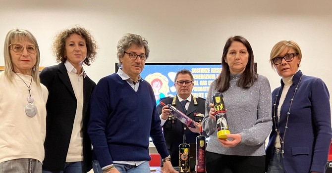 Nell'immagine, da sinistra: i tre operatori Asl, il vicecomandante Tedesco, il sindaco Macchia e la dirigente scolastica Sinceri con alcune bombolette ritrovate Nell'immagine, da sinistra: i tre operatori Asl, il vicecomandante Tedesco, il sindaco Macchia e la dirigente scolastica Sinceri con alcune bombolette ritrovate