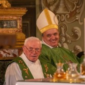 Don Lino Cane e monsignor Brunetti, vescovo di Alba (foto di Toni Sergio Carbone)