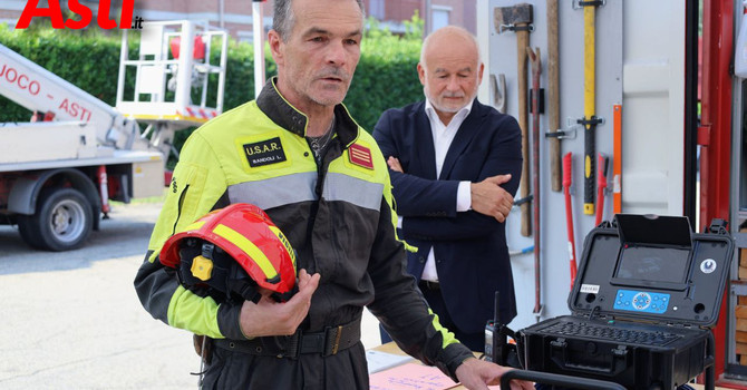 Luciano Bandoli con il presidente della Fondazione CrAsti durante una donazione Luciano Bandoli con il presidente della Fondazione CrAsti durante una donazione