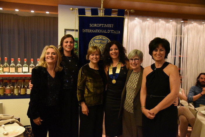 Soroptimist Asti: passaggio del testimone durane la cena degli auguri Soroptimist Asti: passaggio del testimone durane la cena degli auguri