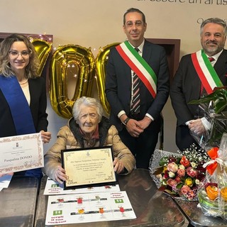 La neo centenaria ritratta con la consigliera Angelica Corino ed i primi cittadini di Canelli (alla sinistra della festeggiata) e Calamandrana
