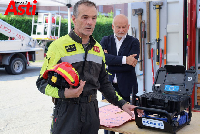 Luciano Bandoli con il presidente della Fondazione CrAsti durante una donazione Luciano Bandoli con il presidente della Fondazione CrAsti durante una donazione