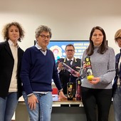 Nell'immagine, da sinistra: i tre operatori Asl, il vicecomandante Tedesco, il sindaco Macchia e la dirigente scolastica Sinceri con alcune bombolette ritrovate