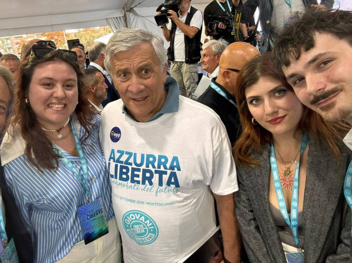 Alcuni esponenti del movimento giovanile di Forza Italia ritratti con il leader azzurro e vicepremier Antonio Tajani Alcuni esponenti del movimento giovanile di Forza Italia ritratti con il leader azzurro e vicepremier Antonio Tajani
