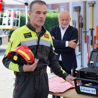 Luciano Bandoli con il presidente della Fondazione CrAsti durante una donazione