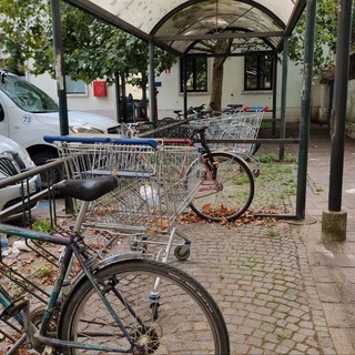 Alcune immagini del degrado che affligge la zona della stazione