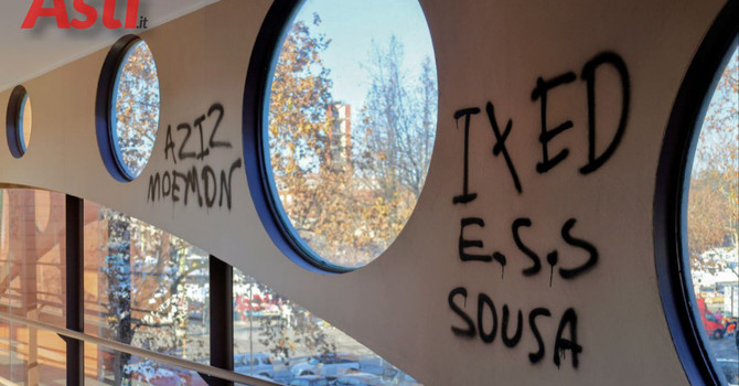 Una delle scritte comparse ieri al Movicentro