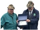 Nella foto: Francesco Dal Bello (a sinistra) riceve da Fabrizio Pighin, presidente della Sezione ANA di Asti il premio per i suoi 35 anni nel SOM Nella foto: Francesco Dal Bello (a sinistra) riceve da Fabrizio Pighin, presidente della Sezione ANA di Asti il premio per i suoi 35 anni nel SOM