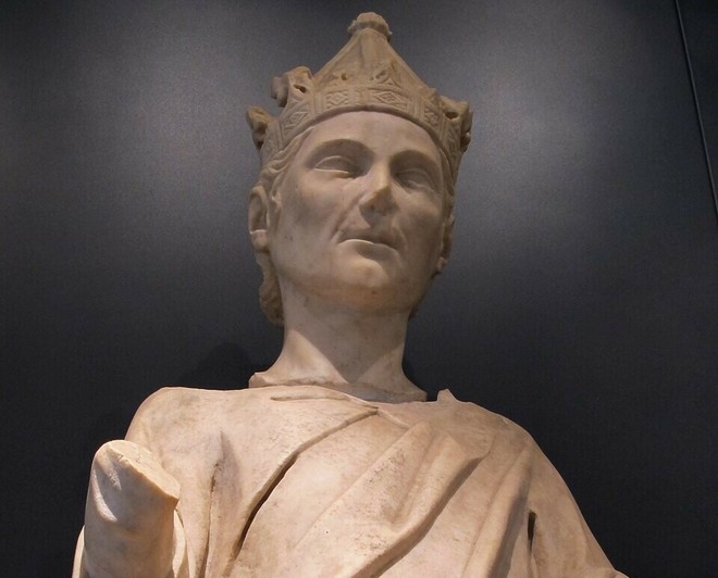 La statua funebre dell'imperatore, custodita a Pisa