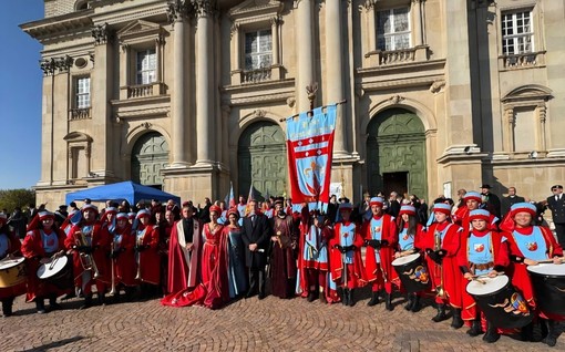 Emanuele Filiberto alla scoperta del Palio di Asti con il Rione Santa Caterina