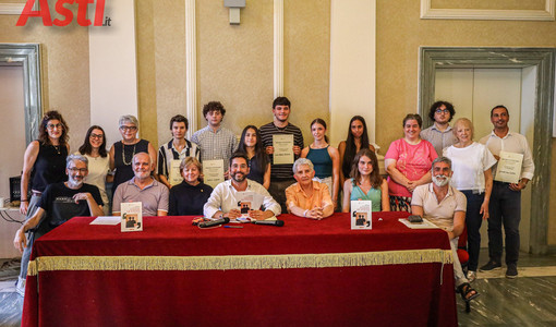 I premiati con l'assessore Candelaresi, Gian Marco Griffi e gli altri partner