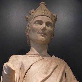 La statua funebre dell'imperatore, custodita a Pisa