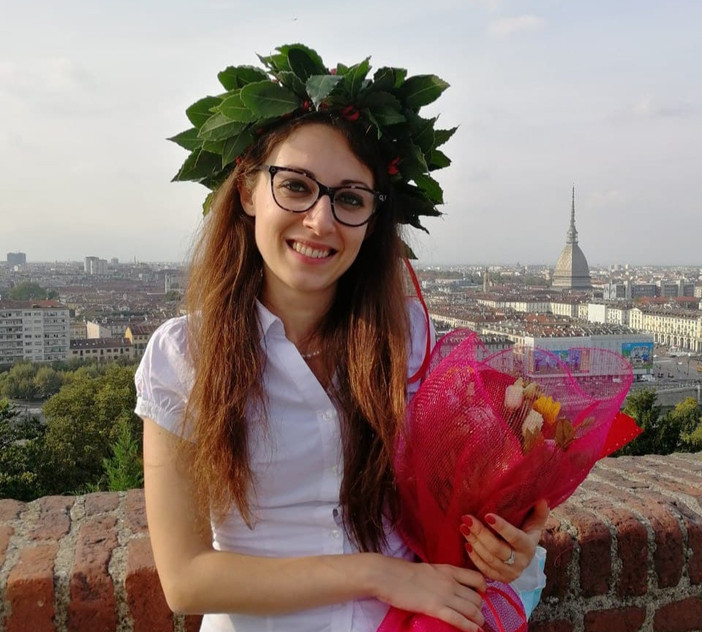La scienziata ritratta in un'immagine (tratta dal suo profilo Facebook) risalente al 28 settembre 2021, scattata per celebrare il dottorato con lode conseguito all'Università di Torino