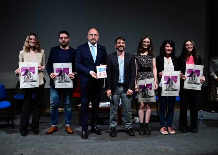 Il sindaco Maurizio Rasero e l'assessore alla Cultura Paride Candelaresi ritratti con i vincitori della scorsa edizione del Premio