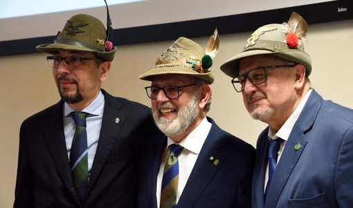 Il neo presidente Giorgio Gianuzzi al centro con Corrado Vittone (il primo a sinistra) consigliere nazionale ANA e Fabrizio Pighin (a destra) dopo la proclamazione. Il neo presidente Giorgio Gianuzzi al centro con Corrado Vittone (il primo a sinistra) consigliere nazionale ANA e Fabrizio Pighin (a destra) dopo la proclamazione.