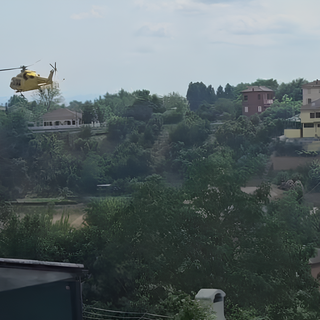 L'elisoccorso si alza in volo dopo aver caricato l'infortunato