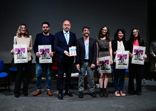 Il sindaco Maurizio Rasero e l'assessore alla Cultura Paride Candelaresi ritratti con i vincitori della scorsa edizione del Premio