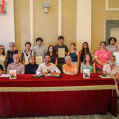 I premiati con l'assessore Candelaresi, Gian Marco Griffi e gli altri partner I premiati con l'assessore Candelaresi, Gian Marco Griffi e gli altri partner