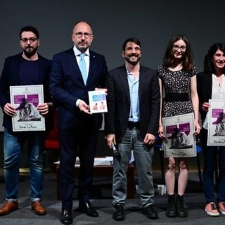 Il sindaco Rasero e l'assessore alla Cultura Candelaresi con i premiati della scorsa edizione