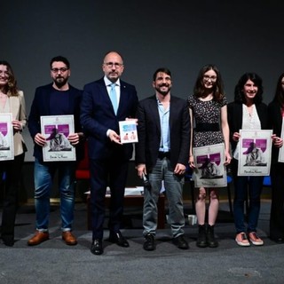 Il sindaco Maurizio Rasero e l'assessore alla Cultura Paride Candelaresi ritratti con i vincitori della scorsa edizione del Premio