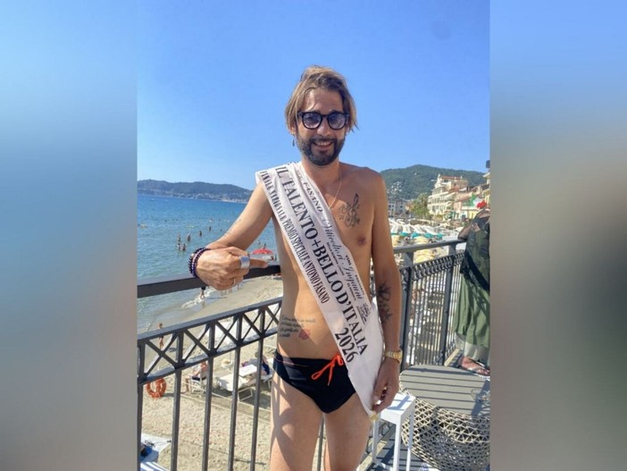 Il cantante astigiano Edoardo Porcellana premiato ad Alassio