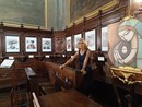 L'autrice ritratta con le opere esposte nell'area del Coro