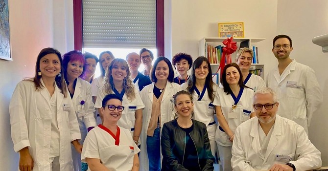 L'equipe delle Cure Palliative nella Stanza di Virgi e Nonno Giò, che verrà inaugurata l’11 novembre L'equipe delle Cure Palliative nella Stanza di Virgi e Nonno Giò, che verrà inaugurata l’11 novembre