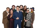 Ettore Bassi (al centro in completo blu) con il resto del cast di "Trappola per topi" in scena domani sera al Teatro Alfieri di Asti