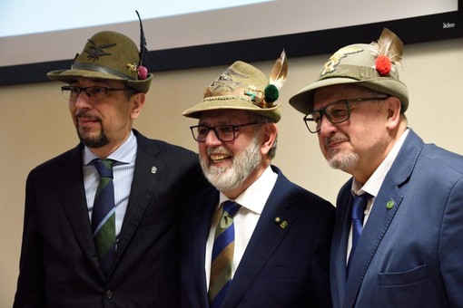 Il neo presidente Giorgio Gianuzzi al centro con Corrado Vittone (il primo a sinistra) consigliere nazionale ANA e Fabrizio Pighin (a destra) dopo la proclamazione.