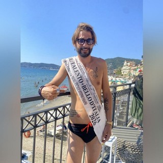 Il cantante astigiano Edoardo Porcellana premiato ad Alassio