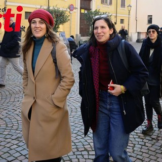 Elly Schlein ritratta con la collega parlamentare Chiara Gribaudo al suo arrivo ad Asti nelle scorse settimane (ph. Merfephoto - Efrem Zanchettin)