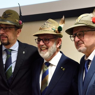 Il neo presidente Giorgio Gianuzzi al centro con Corrado Vittone (il primo a sinistra) consigliere nazionale ANA e Fabrizio Pighin (a destra) dopo la proclamazione. Il neo presidente Giorgio Gianuzzi al centro con Corrado Vittone (il primo a sinistra) consigliere nazionale ANA e Fabrizio Pighin (a destra) dopo la proclamazione.