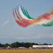 Buon anniversario al nostro Tricolore con le prodezze aeree delle Frecce (foto di Valerio Minato)